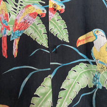 Charger l'image dans la galerie, chemise-hawaienne-vintage-made-in-usa-homme-motifs-fleurs-et-perroquets