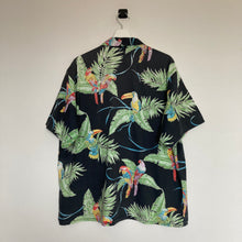 Charger l'image dans la galerie, chemise-hawaienne-vintage-made-in-usa-homme-motifs-fleurs-et-perroquets
