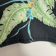 Charger l'image dans la galerie, chemise-hawaienne-vintage-made-in-usa-homme-motifs-fleurs-et-perroquets