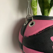 Charger l'image dans la galerie, deco-ballon-de-basket-spalding-femme-rose-vase-plante-pot-de-fleur