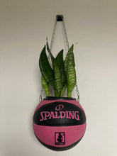 Charger l'image dans la galerie, deco-ballon-de-basket-spalding-femme-rose-vase-plante-pot-de-fleur