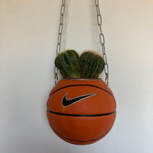 Charger l'image dans la galerie, deco-basket-vase-ballon-de-basketball-planter-nike