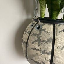 Charger l'image dans la galerie, deco-basketball-ballon-de-basket-recycle-tarmak