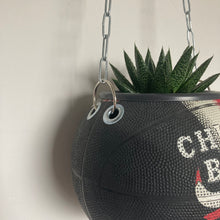 Charger l'image dans la galerie, deco-basketball-plante-ballon-de-basket-recycle-chicago-bulls