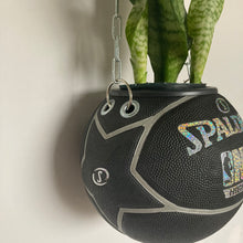 Charger l'image dans la galerie, deco-basketball-plante-ballon-de-basket-recycle-spalding-nba