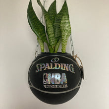Charger l'image dans la galerie, deco-basketball-plante-ballon-de-basket-recycle-spalding-nba