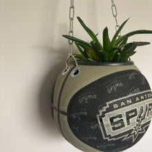 Charger l'image dans la galerie, deco-basketball-plante-ballon-de-basket-recycle-spurs-nba