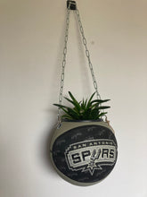 Charger l'image dans la galerie, deco-basketball-plante-ballon-de-basket-recycle-spurs-nba
