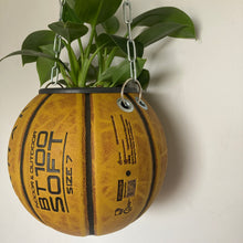 Charger l'image dans la galerie, deco-basketball-plante-ballon-de-basket-recycle-tarmak