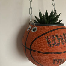 Charger l'image dans la galerie, deco-basketball-plante-ballon-de-basket-recycle-wilson