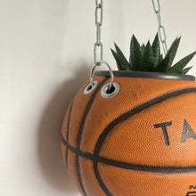 Charger l'image dans la galerie, deco-basketball-vintage-plante-ballon-de-basket-recycle-tarmak