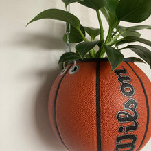 Charger l'image dans la galerie, deco-basketball-vintage-plante-ballon-de-basket-recycle-wilson