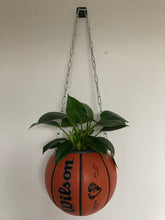 Charger l'image dans la galerie, deco-basketball-vintage-plante-ballon-de-basket-recycle-wilson