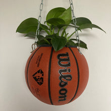 Charger l'image dans la galerie, deco-basketball-vintage-plante-ballon-de-basket-recycle-wilson