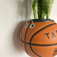 Charger l'image dans la galerie, deco-basketball-vintage-plante-ballon-de-basket-recycle-tarmak