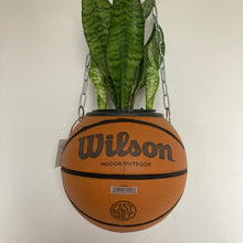 Charger l'image dans la galerie, deco-basketball-vintage-plante-ballon-de-basket-wilson