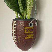 Charger l'image dans la galerie, deco-nfl-vintage-plante-ballon-de-football-americain-wilson