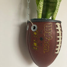 Charger l'image dans la galerie, deco-nfl-vintage-plante-ballon-de-football-americain-wilson