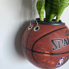 Charger l'image dans la galerie, deco-plante-ballon-de-basketball-spalding-pot-fe-fleurs-vase