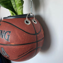Charger l'image dans la galerie, deco-plante-ballon-de-basketball-spalding-pot-fe-fleurs-vase