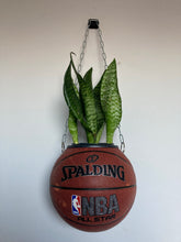 Charger l'image dans la galerie, deco-plante-ballon-de-basketball-spalding-pot-fe-fleurs-vase