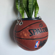 Charger l'image dans la galerie, deco-plante-ballon-de-basketball-spalding-pot-fe-fleurs-vase