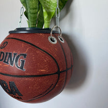 Charger l'image dans la galerie, deco-plante-ballon-de-basketball-spalding-pot-fe-fleurs-vase