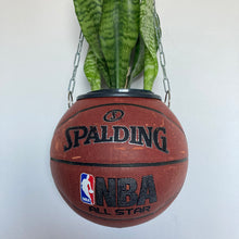 Charger l'image dans la galerie, deco-plante-ballon-de-basketball-spalding-pot-fe-fleurs-vase