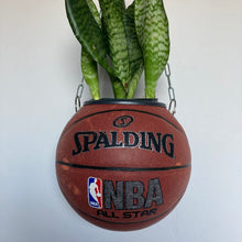 Charger l'image dans la galerie, deco-plante-ballon-de-basketball-spalding-pot-fe-fleurs-vase