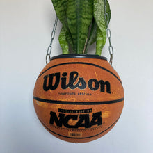 Charger l'image dans la galerie, deco-plante-ballon-de-basketball-wilson-pot-fe-fleurs-vase