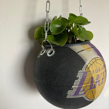 Charger l'image dans la galerie, decoration-ballon-de-basket--vintage-transforme-en-pot-de-fleurs-lakers