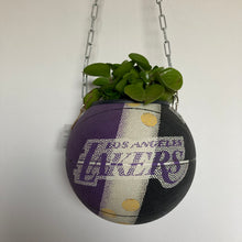 Charger l'image dans la galerie, decoration-ballon-de-basket--vintage-transforme-en-pot-de-fleurs-lakers