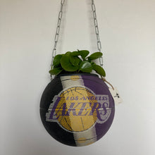 Charger l'image dans la galerie, decoration-ballon-de-basket--vintage-transforme-en-pot-de-fleurs-lakers
