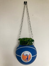 Charger l'image dans la galerie, decoration-ballon-de-basket-bleu-transforme-en-pot-de-fleur-basketball-planter