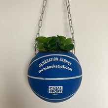 Charger l'image dans la galerie, decoration-ballon-de-basket-bleu-transforme-en-pot-de-fleur-basketball-planter