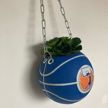 Charger l'image dans la galerie, decoration-ballon-de-basket-bleu-transforme-en-pot-de-fleur-basketball-planter