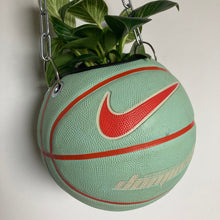 Charger l'image dans la galerie, decoration-ballon-de-basket-nikementhe-transforme-en-pot-de-fleur-basketball-planter-turtlefrip