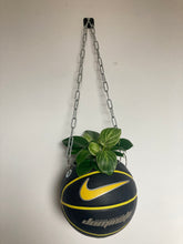 Charger l'image dans la galerie, decoration-ballon-de-basket-nike-noir-et-jaune-transforme-en-pot-de-fleur-basketball-planter