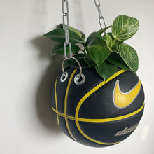 Charger l'image dans la galerie, decoration-ballon-de-basket-nike-noir-et-jaune-transforme-en-pot-de-fleur-basketball-planter