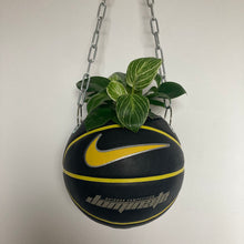 Charger l'image dans la galerie, decoration-ballon-de-basket-nike-noir-et-jaune-transforme-en-pot-de-fleur-basketball-planter