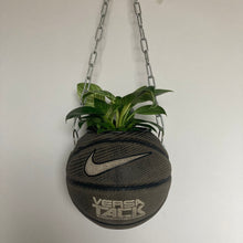 Charger l'image dans la galerie, decoration-ballon-de-basket-transforme-en-pot-de-fleur-nike-basketball-planter