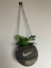 Charger l'image dans la galerie, decoration-ballon-de-basket-transforme-en-pot-de-fleur-nike-basketball-planter