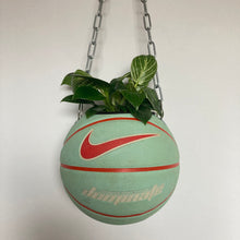 Charger l'image dans la galerie, decoration-ballon-de-basket-nikementhe-transforme-en-pot-de-fleur-basketball-planter-turtlefrip