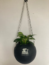 Charger l'image dans la galerie, decoration-ballon-de-basket-noir-transforme-en-pot-de-fleur-starter-basketball-planter