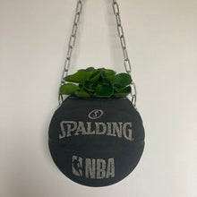 Charger l'image dans la galerie, decoration-ballon-de-basket-spalding-noir-transforme-en-pot-de-fleur-basketball-planter