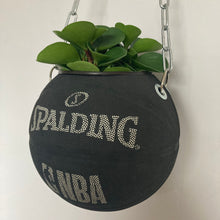 Charger l'image dans la galerie, decoration-ballon-de-basket-spalding-noir-transforme-en-pot-de-fleur-basketball-planter