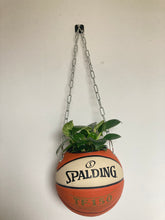 Charger l'image dans la galerie, decoration-ballon-de-basket-spalding-tf-150-transforme-en-pot-de-fleur-basketball-planter