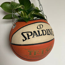 Charger l'image dans la galerie, decoration-ballon-de-basket-spalding-tf-150-transforme-en-pot-de-fleur-basketball-planter