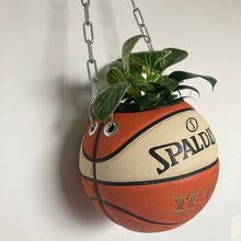 Charger l'image dans la galerie, decoration-ballon-de-basket-spalding-tf-150-transforme-en-pot-de-fleur-basketball-planter