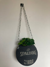 Charger l'image dans la galerie, decoration-ballon-de-basket-spalding-noir-transforme-en-pot-de-fleur-basketball-planter
